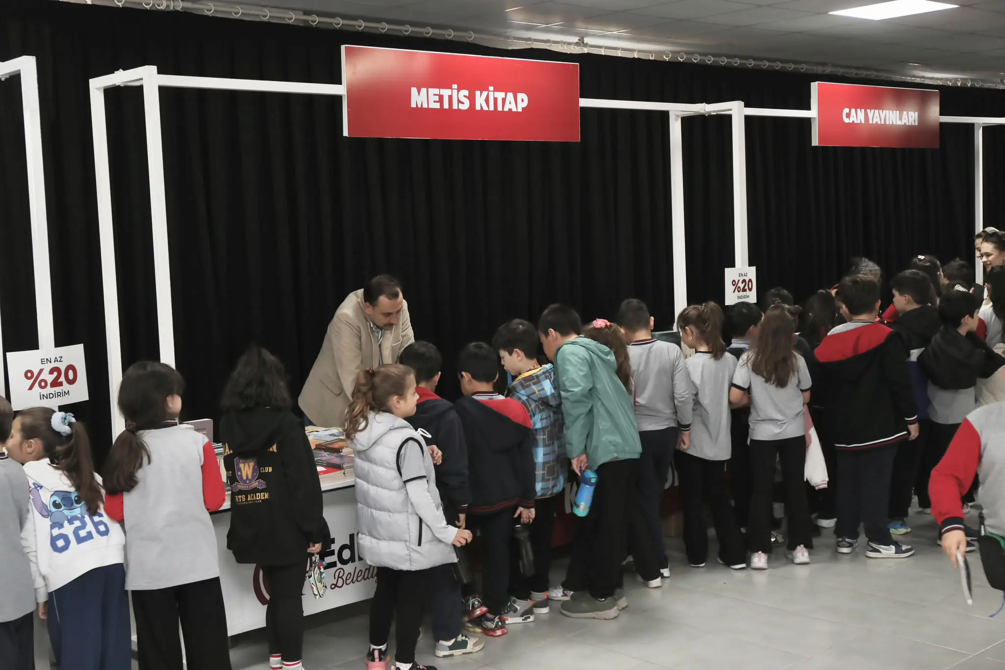 BİNLERCE OKUR, YÜZLERCE HİKAYE, TEK BİR BULUŞMA: 10. GELENEKSEL EDİRNE KİTAP GÜNLERİ TAMAMLANDI galeri görseli